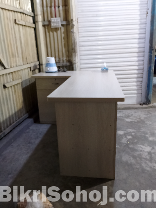 Cash counter table